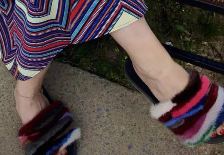 Норковые тапочки в разноцветную полоску