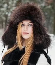 Тёмно-коричневая ушанка из енота
