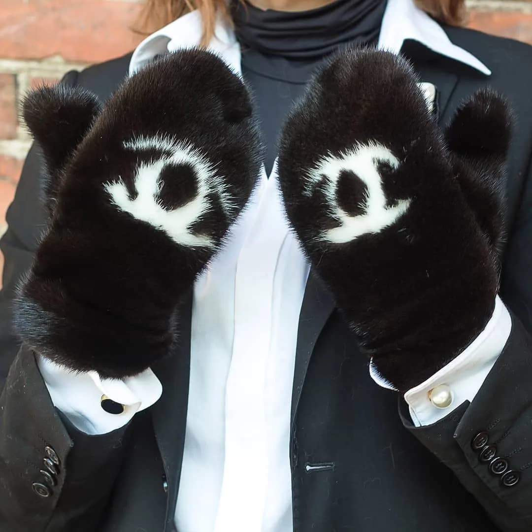 Чёрные норковые варежки с монограммой Chanel