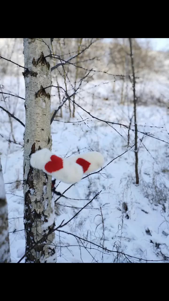 Белые норковые варежки с красными сердечками