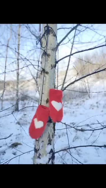 Красные норковые варежки с белыми сердечками